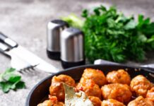 Фрикадельки со сметанной подливкой