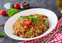 Свинина с гречкой в сковороде