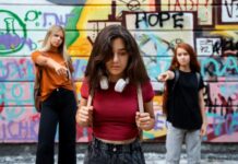 Перевод фразы «Girls My Swag»