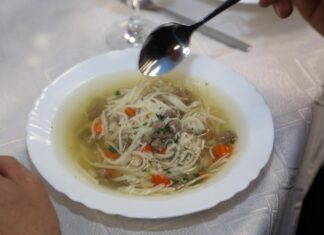 Суп с домашней лапшой и мясом