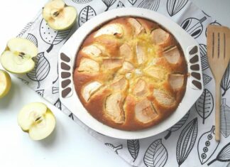 Шарлотка на молоке с яблоками: простой рецепт