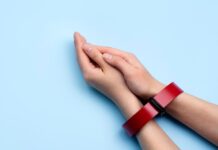 Красная нить на запястье: древнее заклинание