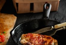 Стейки из свинины на сковороде