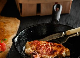 Стейки из свинины на сковороде