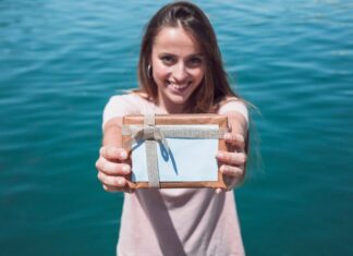 Вести себя с девушкой-рыбой