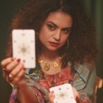 Королева Жезлов: Понимание чувств в Таро