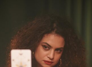 Королева Жезлов: Понимание чувств в Таро