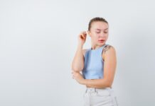 Чешется левый локоть: причины и последствия