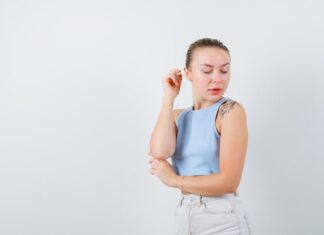 Чешется левый локоть: причины и последствия