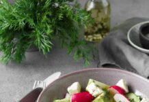 Салат из свежих овощей с сыром