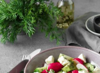 Салат из свежих овощей с сыром