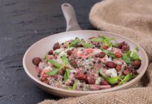 Салат с полукопченой колбасой и фасолью