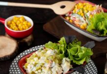 Салат из курицы, ананасов и сыра