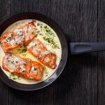 Горбуша тушеная с луком на сковороде