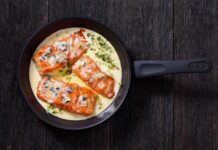 Горбуша тушеная с луком на сковороде