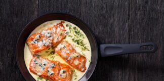 Горбуша тушеная с луком на сковороде