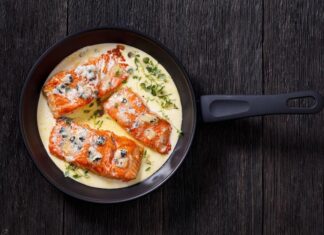 Горбуша тушеная с луком на сковороде