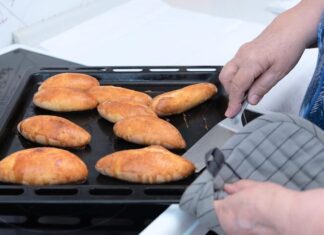 Испечем пирожки из слоеного теста