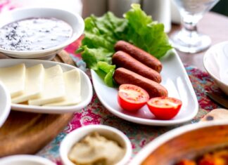 Сосиски и сыр: 10 простых и вкусных рецептов