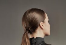 Стильный хвост на средние волосы