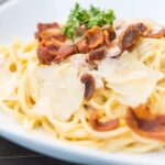 Паста с помидорами и беконом