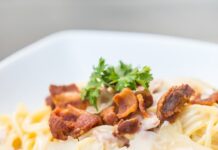 Паста с помидорами и беконом