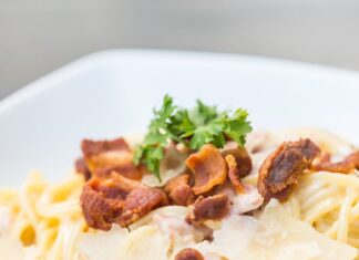 Паста с помидорами и беконом