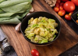 Салат из курицы и пекинской капусты