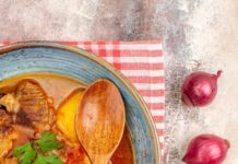 Суп на свиной косточке: рецепт