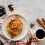 Добавление корицы в булочки