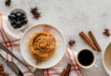 Добавление корицы в булочки