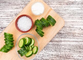 Малосольные огурцы с чесноком: быстрый рецепт