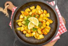 Тушеная картошка с мясом на сковороде