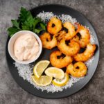 Жареные креветки с чесноком и сливками