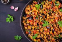 Курица с тушеными овощами