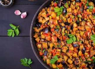 Курица с тушеными овощами