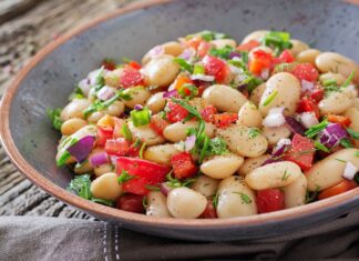 Фасоль и сухарики: необычный салат