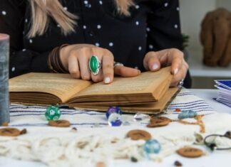 Гадание на рунах онлайн: найдите ответы на ситуацию