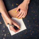 Подпись на маникюре: пошаговое руководство