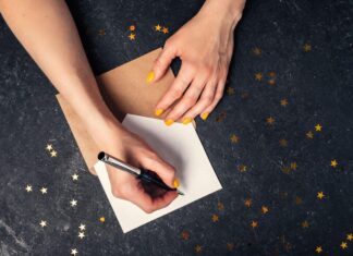 Подпись на маникюре: пошаговое руководство