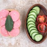 Салат из огурцов, помидоров и сыра с колбасой