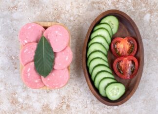 Салат из огурцов, помидоров и сыра с колбасой