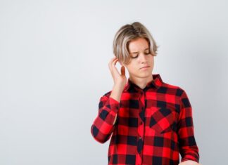 К чему чешется левое ухо