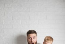 Милана и папа весело играют в Роблокс