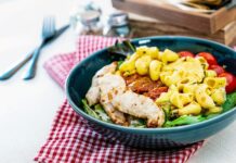 Салат с жареной картошкой и курицей