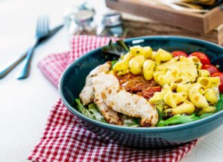 Салат с жареной картошкой и курицей