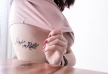 Татуировки на руке: надписи для девушек