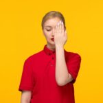 Чешется правое ухо ночью: народные приметы и причины