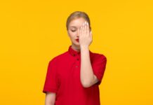 Чешется правое ухо ночью: народные приметы и причины