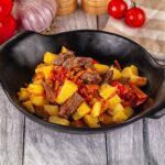 Тушеный картофель с говядиной в казане